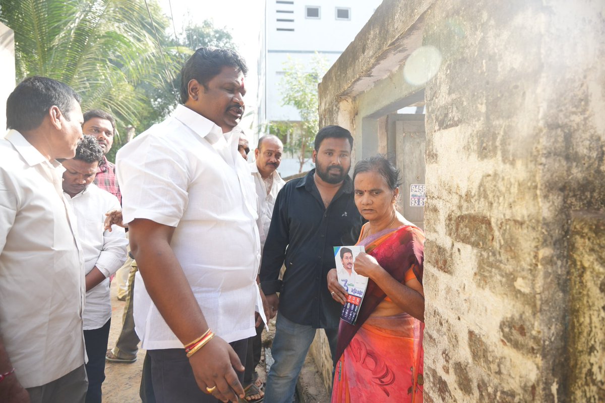 JaggireddyYSRCP's tweet photo. కొత్తపేటలో ఉధృతంగా సాగుతున్న గడపగడపకు మన ప్రభుత్వం కార్యక్రమం.

#AdminPost #GadapaGadapaprogram #ChirlaJaggiReddy #YSJaganCares #Kothapeta https://t.co/DwvxXXC4Ax