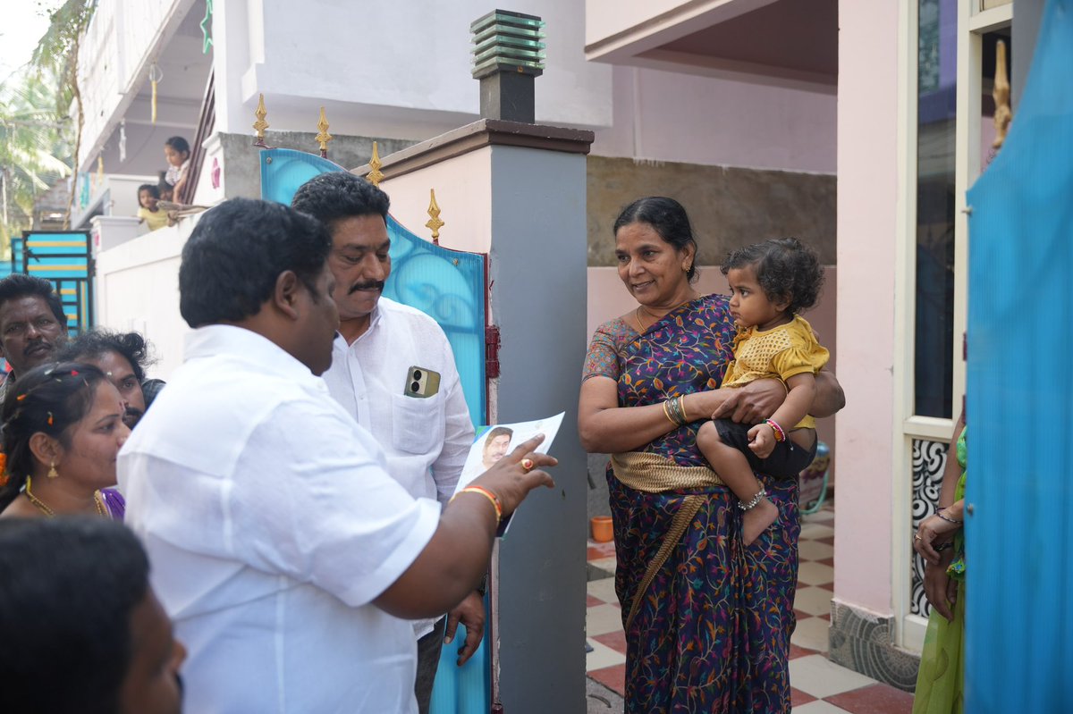 JaggireddyYSRCP's tweet photo. కొత్తపేటలో ఉధృతంగా సాగుతున్న గడపగడపకు మన ప్రభుత్వం కార్యక్రమం.

#AdminPost #GadapaGadapaprogram #ChirlaJaggiReddy #YSJaganCares #Kothapeta https://t.co/DwvxXXC4Ax