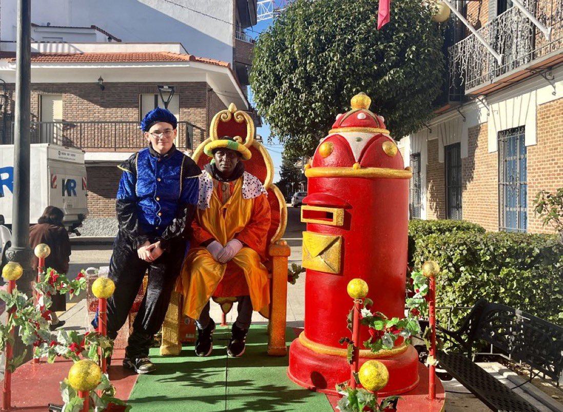 👑 El cartero de los Reyes Magos visita Paracuellos de Jarama hoy, viernes 5 de enero, para recoger las cartas con los deseos de niños y niñas 🎁
Estará en la planta baja del centro comercial Miramadrid, de 10:·30 a 13:30 horas