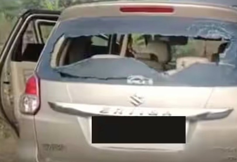 epanchjanya's tweet photo. बंगाल में बवाल !

ED की गाड़ी पर 200 लोगों ने किया हमला।

TMC नेता के घर रेड मारने पहुंची थी ED की टीम।

मोहम्मद शाहजहाँ शेख है TMC नेता का नाम।

सिर्फ ED ही नहीं, CISF के जवानों पर भी किया हमला।

मामला उत्तरी 24 परगना जिले का। https://t.co/qZESrpFEeE