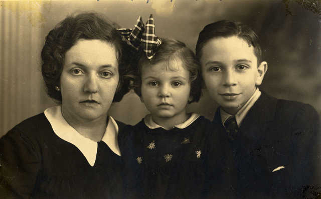 5 January 1938 | A Dutch Jewish girl, Grietje van der Wijk, was born in Groningen. Deported from #Westerbork to the ghetto in #Theresienstadt on 26 February 1944. On 16 May 1944 she deported to #Auschwitz together with her mother Claartje and brother Jozef. They did not survive.