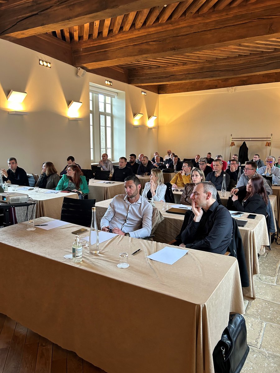 EneriaFR's tweet image. 📚🌟 Redécouvrir un article qui nous a inspirés ! 🚀📰 
👉Nos équipes service &amp;amp; maintenance pour les groupes électrogènes se sont réunies, durant 2️⃣ jours au Château de Pizay (69), afin d’échanger sur différents sujets 
#TeamBuilding #Espritd&apos;équipe #Partage #EneriaTeam