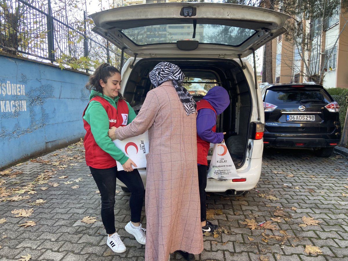 genckizilay21's tweet photo. Gönüllülerimizle beraber tespit ettiğimiz ihtiyaç sahibi ailelerimize; Gıda kolisi, bezelye ve konserve yardımlarını ihtiyaç sahibi ailelerimize ulaştırdık.🌸
Emeği geçen gönüllülerimize teşekkür ederiz.❤️🌙
#DaimaHazır https://t.co/71HwQKhuTj