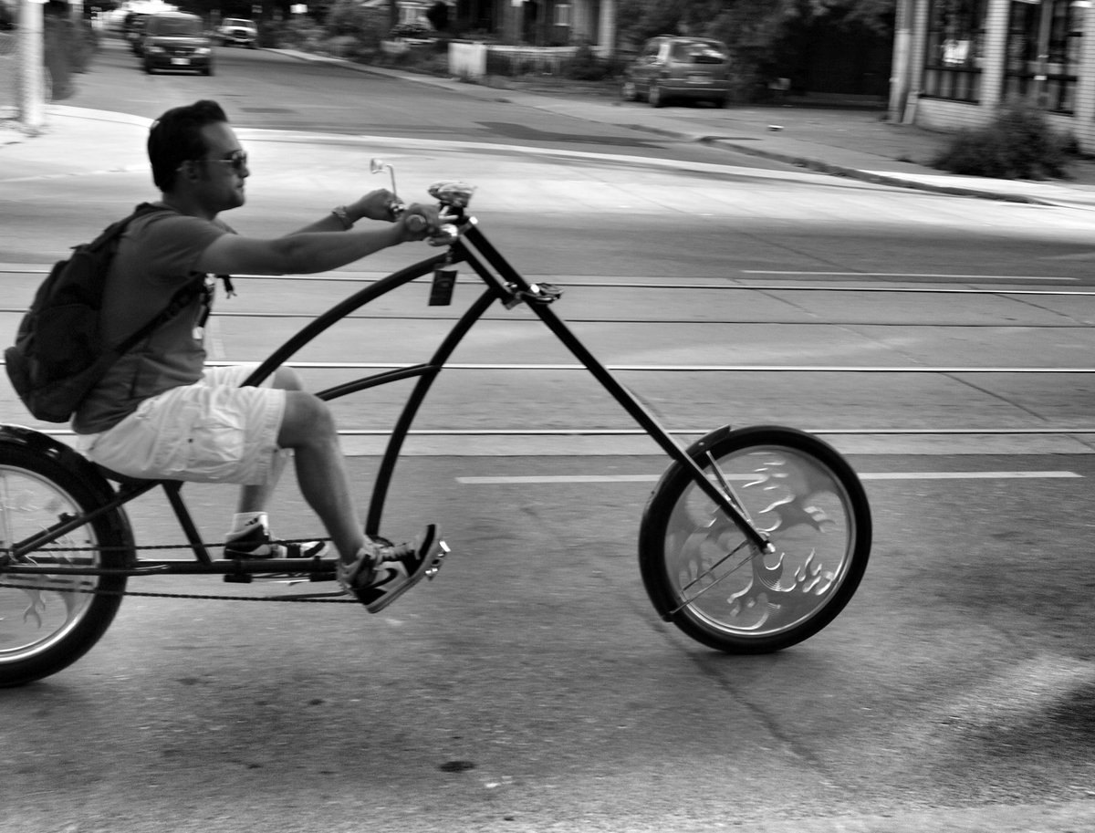 #HappyFriday #cruising #bicycle #bw #blackandwhitephoto #monochrome #blackandwhitestreetphotography #fujifilm #fujix100t