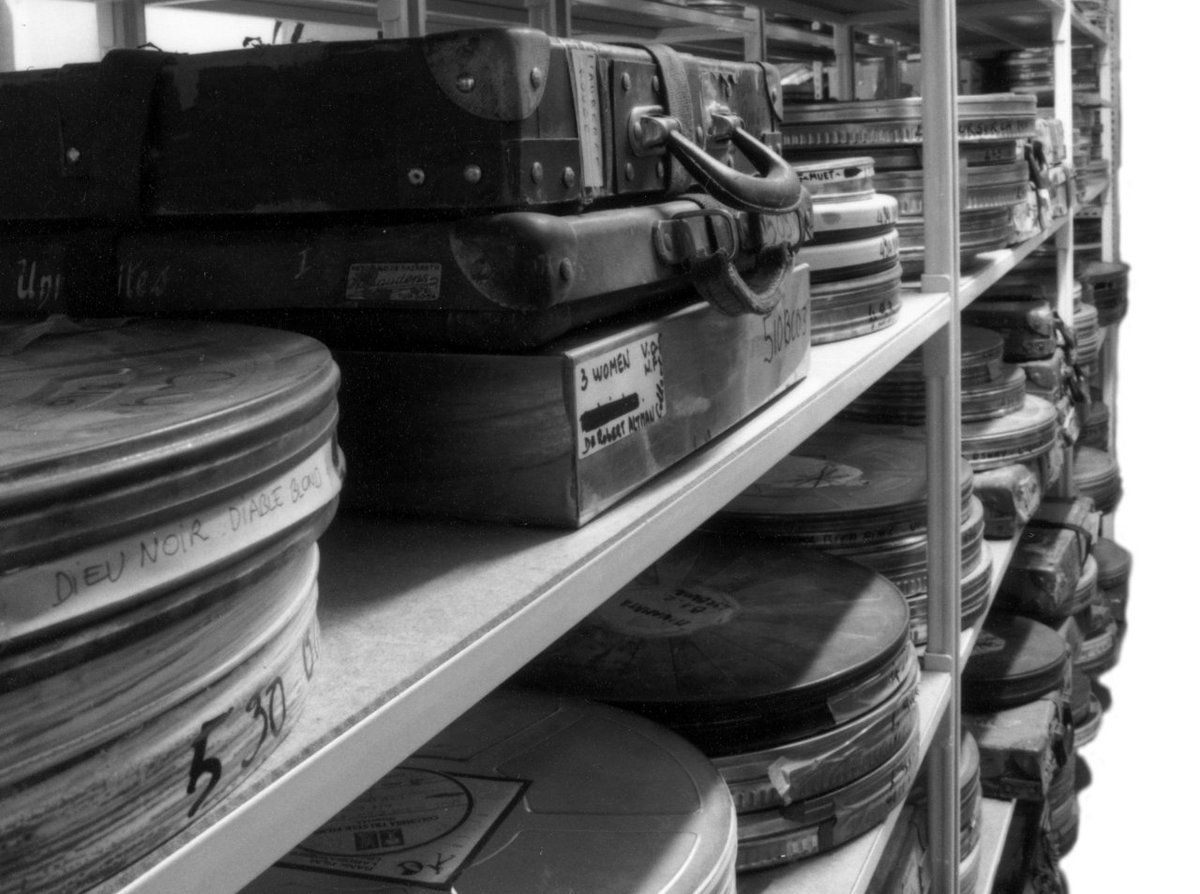 Jeudi prochain à 19h, laissez-vous embarquer pour une séance à l’aveugle pour découvrir une pépite de l’histoire du cinéma en 35 mm issu des collections de l’Institut Lumière 🎞️  ! Le titre sera dévoilé dans la salle...📍Plus d'info : bit.ly/Plaisir35mm