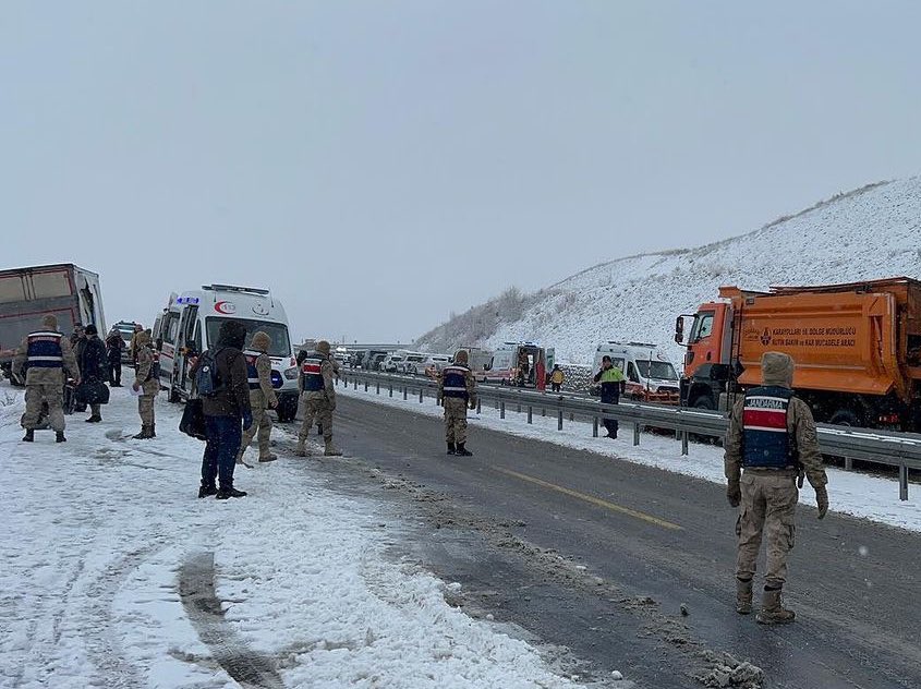 FatihGman's tweet photo. Sarıkamış İlçemiz Karakurt mevkiinde 07:45'te meydana gelen zincirleme trafik kazasında hayatını kaybeden vatandaşlarımıza, Cenab-ı Allah'tan rahmet, yaralılarımıza acil şifalar diliyorum. https://t.co/9n18hMvQ4z