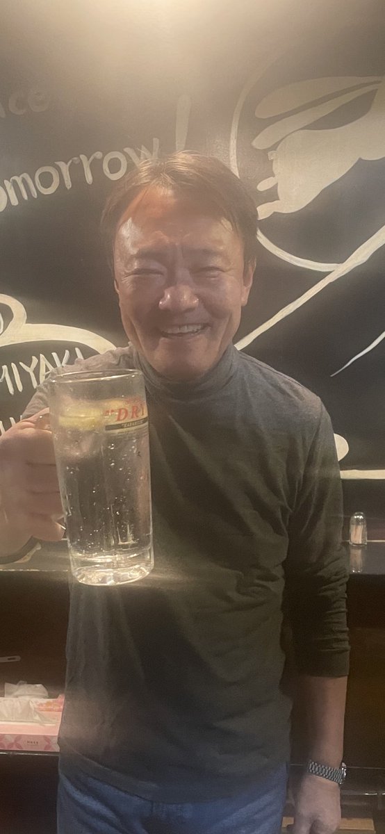 vanbelabbit's tweet photo. 皆さん明けましておめでとうございます。今年もよろしくお願いします。今日のお客様は羽多野さんです。オープンから来ていただいてます。18年もありがとうございます。今日の餅無しの雑煮のスープを美味しいと喜んで飲んでいただきました。
ありがたいですね‼︎
#立呑み番兵 #お雑煮
#牛センマイ刺し https://t.co/PuUMd9R3q7