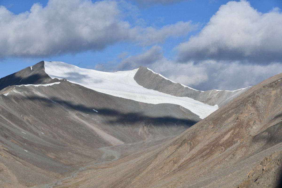 Still, there is no snow in Ladakh this winter. Leh city in Ladakh is glacier-fed, depending on the water that steaming down from Khardong-la glacier. Unfortunately, this massive glacier is on the verge of disappearing. This is alarming for future Ladakh.