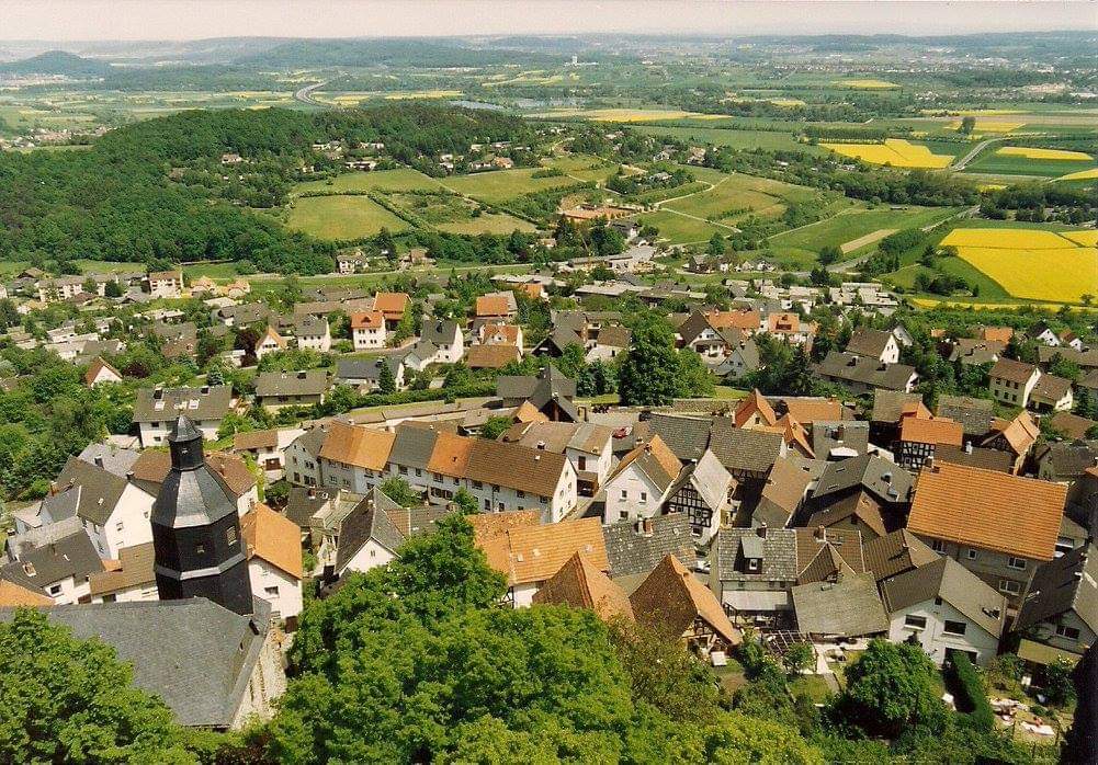 skymanuelima's tweet photo. Gleiberg é uma pequena cidade alemã localizada no distrito de Gießen no estado federal Hesse. O seu castelo, no alto de uma montanha cónica de formação basáltica, a 308 m de altitude, é um destino turístico popular. #Gleiberg #Gießen #Hesse #Alemanha #travelphotography #viagens https://t.co/ltjT44ilPv