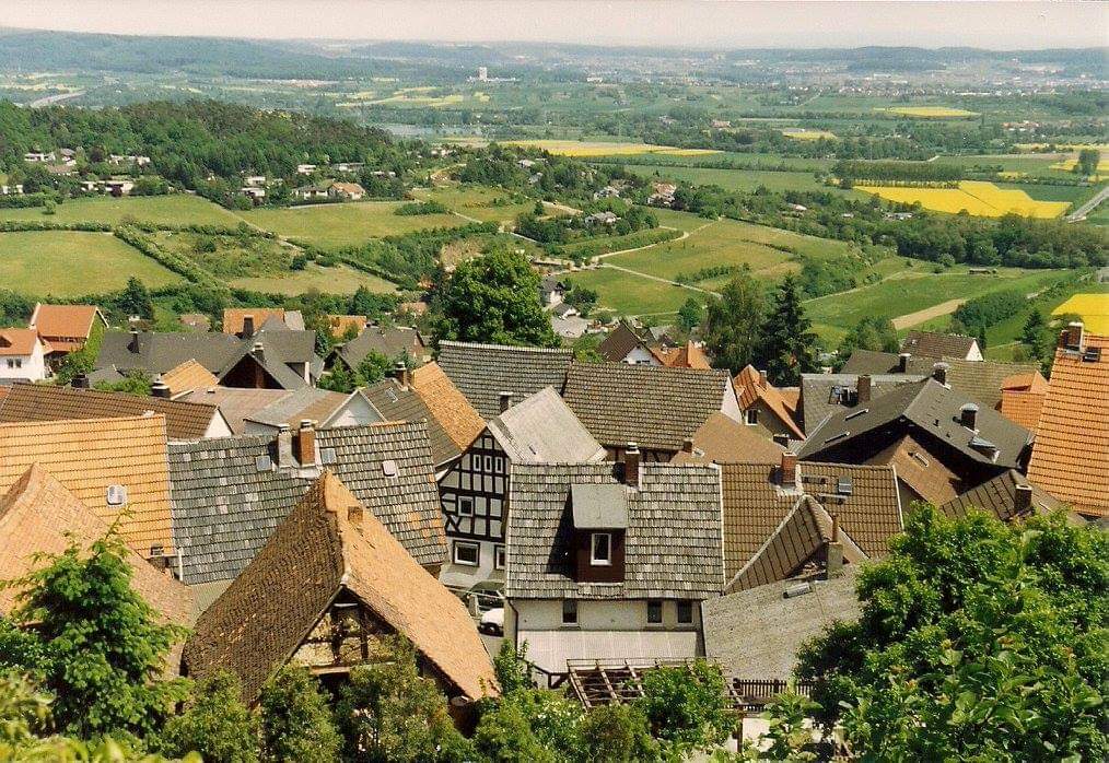 skymanuelima's tweet photo. Gleiberg é uma pequena cidade alemã localizada no distrito de Gießen no estado federal Hesse. O seu castelo, no alto de uma montanha cónica de formação basáltica, a 308 m de altitude, é um destino turístico popular. #Gleiberg #Gießen #Hesse #Alemanha #travelphotography #viagens https://t.co/ltjT44ilPv