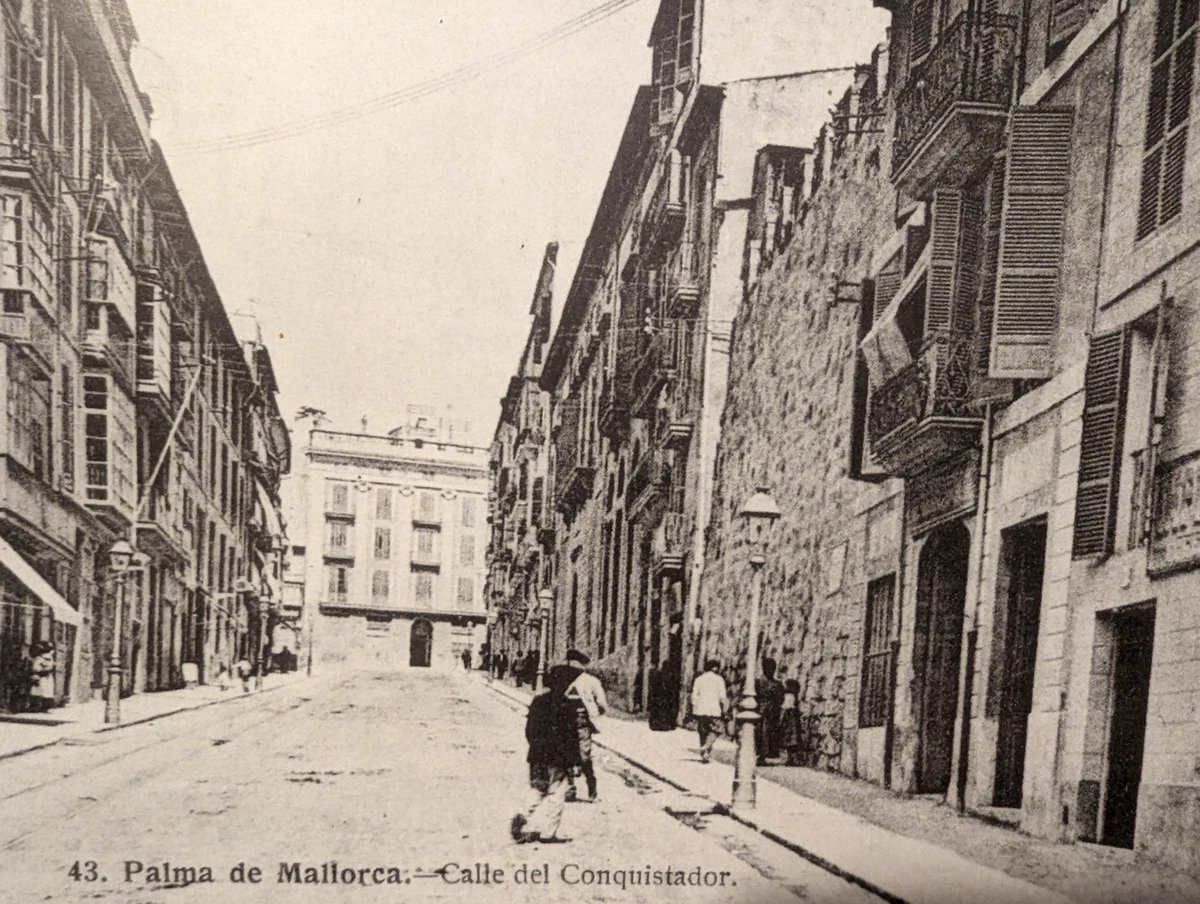 El c. Conqueridor (Palma) apareix després de la demolició del convent de sant Domingo i de l'ampliació del c. de ses Torretes anomenat així pq limitava amb una murada amb merlets provinent del recinte de l'Almudaina i desapareguda amb la construcció del palau March. Es veu aquí