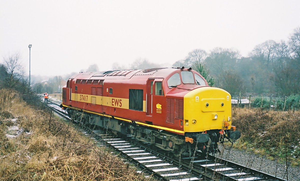 JohnWaddo's tweet image. 37417 Seen at Rhymney having split the points, the rear bogie not following in the correct direction 🙊🙈
@TheGrowlerGroup 
#rhymney #37417 #class37
