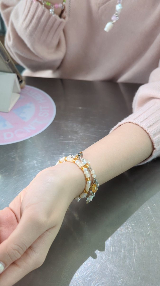 nink_shop's tweet photo. รีวิวกำไลน่ารักๆคับ เซตนี้ได้2เส้นราคา 59฿ 
เป็นกำไลยืด1 เเละ กำไลเหล็กปรับขนาด1
ราคาส่ง30฿ หรือนัดรับได้ที่รร.ยุพราชเชียงใหม่ใจกลางเมือง
#กำไล #handmade #กำไลข้อมือ #กำไลลูกปัด #กำไลข้อมือลูกปัด #งานฝีมือ #ลูกปัด #สร้อยข้อมือ #พร้อมส่ง #ขายของ https://t.co/0t3ZH1TJKe