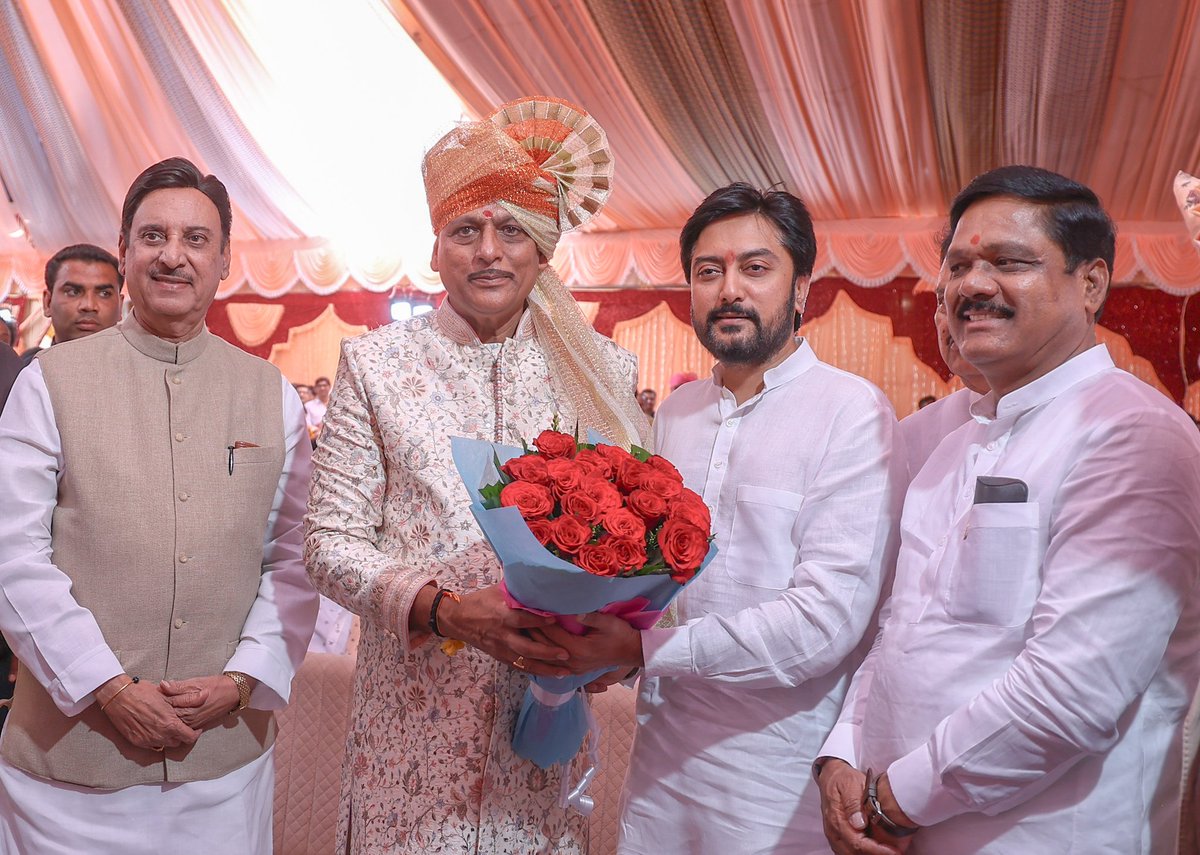 Rajkishor Modi (@rajkishormodi) on Twitter photo माझा मुलगा चि.संकेत याच्या विवाह सोहळ्यास आज माजी मंत्री दिलीपराव देशमुख साहेब,लातूर ग्रामीणचे आमदार धिरज विलासराव देशमुख साहेब व माजी आमदार कल्याण काळे साहेब उपस्थित होते त्यांनी नवदांपत्यास सुखी वैवाहिक आयुष्यासाठी आशीर्वाद देऊन मोदी परिवारास शुभेच्छा दिल्या.
<a href="/MeDeshmukh/">Dhiraj V Deshmukh</a> माझा मुलगा चि.संकेत याच्या विवाह सोहळ्यास आज माजी मंत्री दिलीपराव देशमुख साहेब,लातूर ग्रामीणचे आमदार धिरज विलासराव देशमुख साहेब व माजी आमदार कल्याण काळे साहेब उपस्थित होते त्यांनी नवदांपत्यास सुखी वैवाहिक आयुष्यासाठी आशीर्वाद देऊन मोदी परिवारास शुभेच्छा दिल्या.
<a href="/MeDeshmukh/">Dhiraj V Deshmukh</a>
