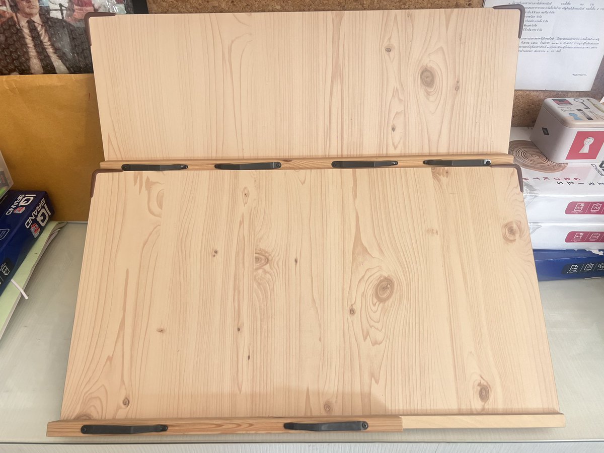 phiic_c's tweet image. ส่งต่อโต๊ะอ่านหนังสืองับ สามารถว่างหนังสือเล่มใหญ้าหรือไอแพดหรือMacBookได้ ไม่มีรอย สภาพ90%  สามารถปรับระดับได้ ซื้อมา2500 ส่งต่อ 1800 รวมส่งงับ💗 #โต๊ะอ่านหนังสือ #ที่รองหนังสือ #DEK67 #Alevel67 #ส่งต่อหนังสือ #dek68 #ส่งต่อขอองใช้ #รับทําการบ้าน