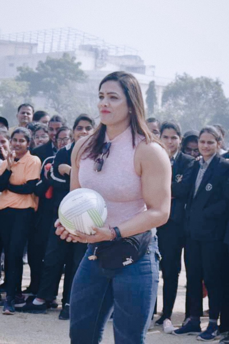जिंदगी पल-पल ढलती है, जैसे रेत मुठ्ठी से फिसलती है..शिकवे कितने भी हों हर पल, फिर भी हंसते रहना क्योंकि ये जिंदगी जैसी भी है बस एक ही बार मिलती है।
#viralreelsfb #virals #viralvideo #viralpage