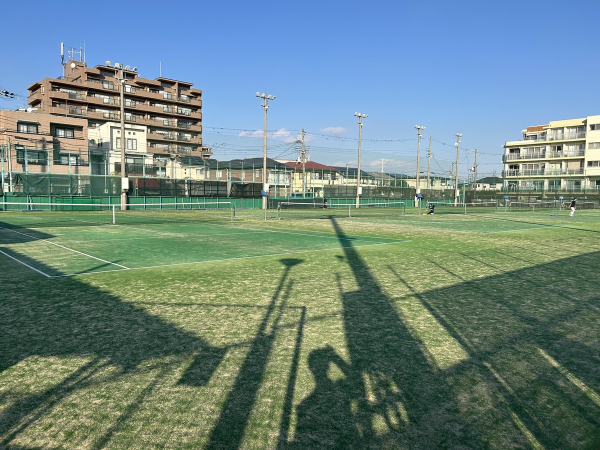 Hirosense_'s tweet image. 今日はテニス初めでした。
最近10年ぶりぐらいにラケット握りはじめたけど、テニスめちゃ楽しくてめちゃ難しい…
ランニングしてたおかげで守備範囲だけ鬼広い🤥
ミスショットを脚力でカバーしてる🤥