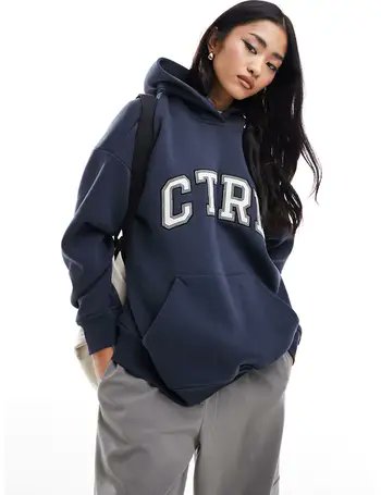 Keep it cozy and cool with this oversize hoodie by The Couture Club. 😎 👉 Featuring branded design, fixed hood, drop shoulders, pouch pocket, and oversized fit. 🙌 👉 Mix and match with our joggers and cargo pants.#hoodies #OOTD #CozyVibes 👉bit.ly/3H8vsag