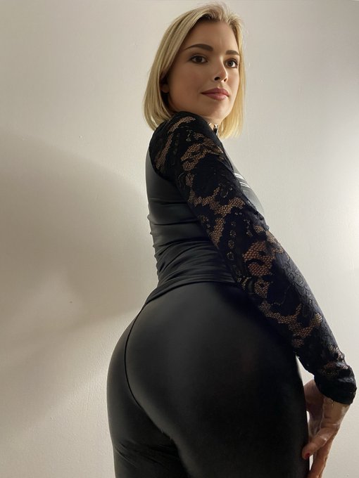 👉 Like pour une tape sur mon leggings 👉 RT pour un bisou https://t.co/hy6S8mI73t<a href="/tag/thursdaymotivation"class="tags"><span>#thursdaymotivation</span></a>