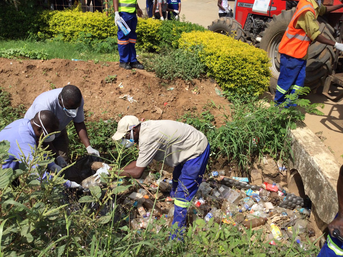 AVUXENIRIXILEFM's tweet photo. Chiredzi Community joins the rest of Zimbabwe in the first national clean up campaign day @Environmental Management Agency #nationalcleanupcampaign https://t.co/89jJgpzvEJ