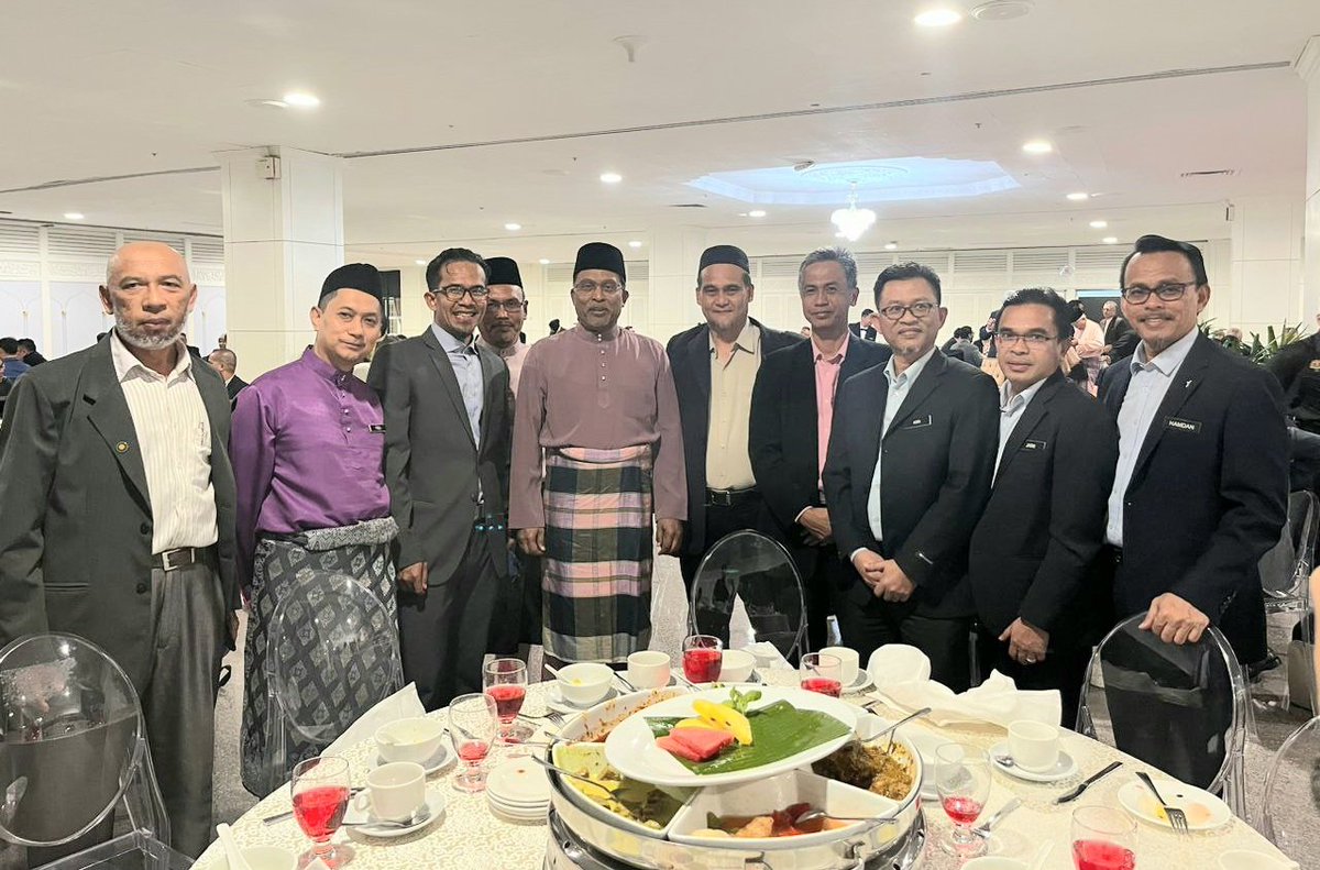 kkgerik's tweet photo. Wacana Strategi Kementerian Pendidikan Tinggi yang telah disempurnakan oleh YAB Dato’ Seri Anwar bin Ibrahim, Perdana Menteri 
Terima kasih kepada YB Dato’ Seri Diraja Dr.Zambry bin Abd Kadir Menteri Pendidikan Tinggi yang sudi bertemu dan beramah mesra dengan Pengarah2 KKNP. https://t.co/cPxUBk0qLX