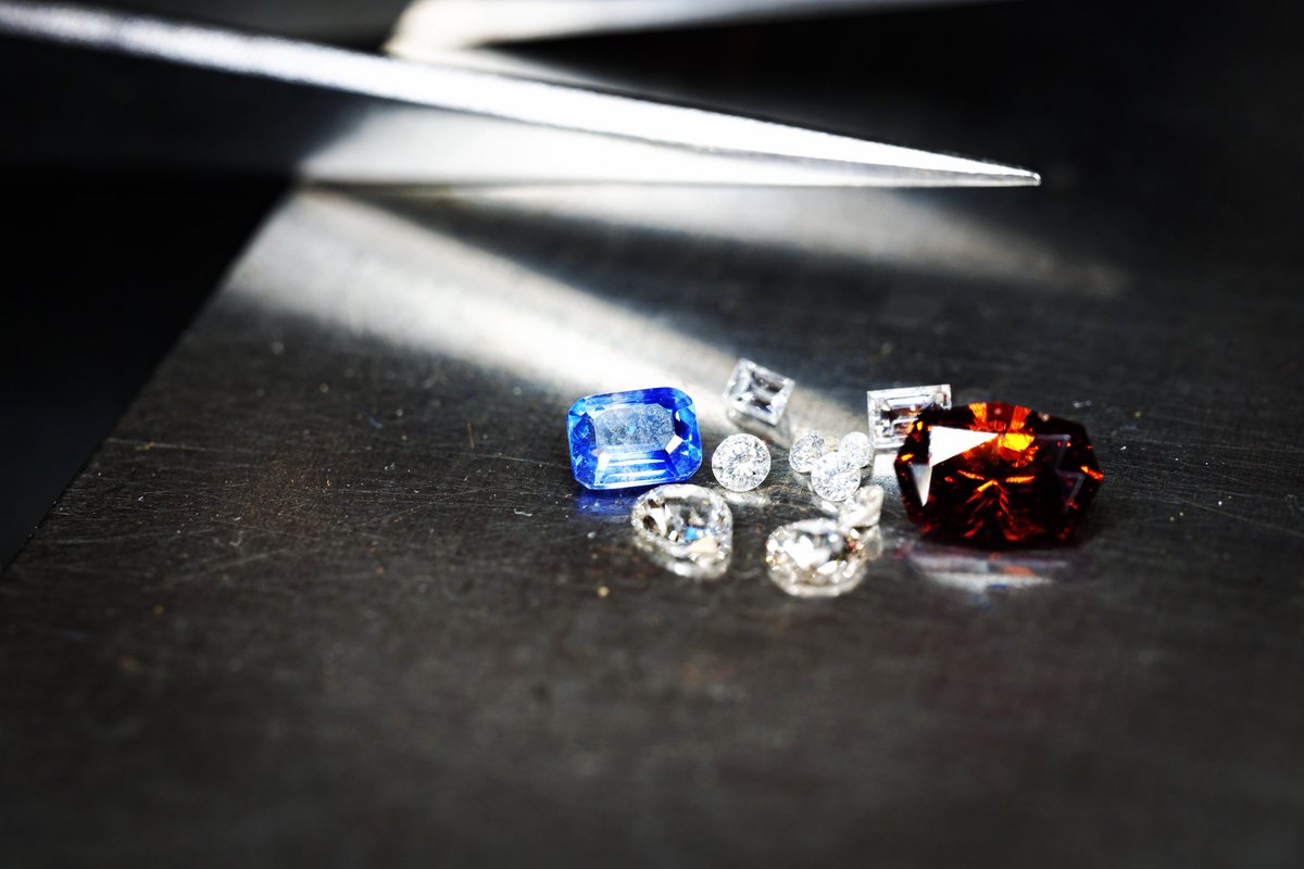 bicolor sapphire and hessonite garnet 2 promise rings 今年最初の仕事はカラーストーンを使ったプロミスリングを2本制作から始まります。ダイヤモンドではないプロミスリングも素敵なセレクト。 #jewelry #handmadejewelry #promisering #bicolorsapphire #hessonitegarnet #yujiishii