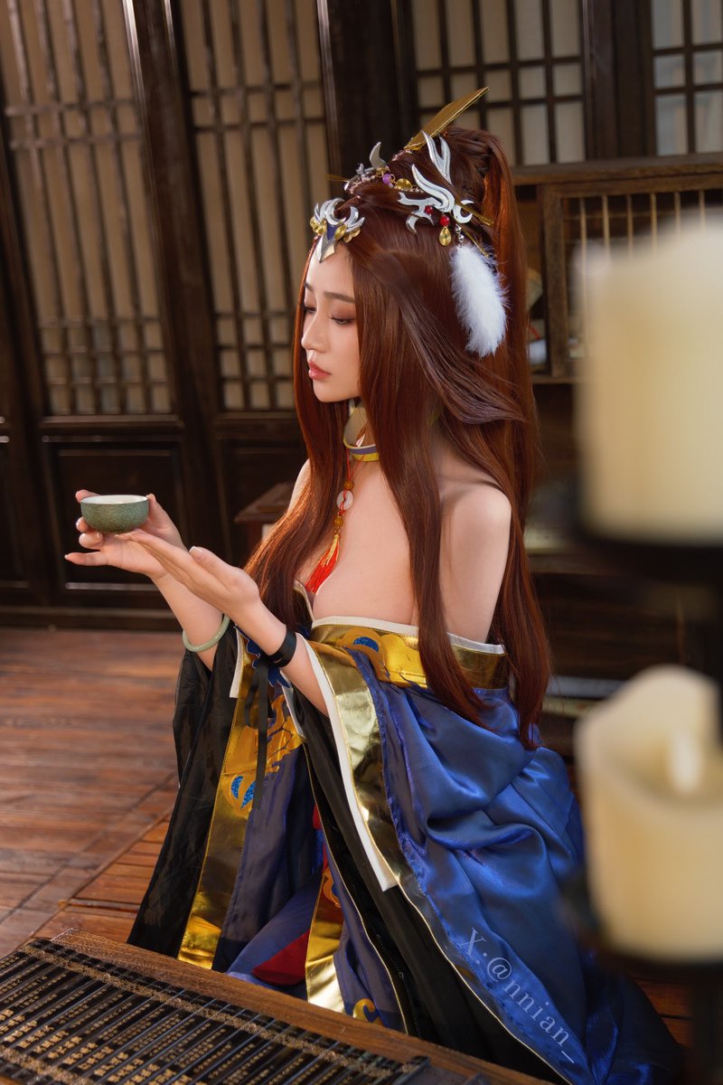 “天属缀人心，念别无会期。”新年首发套图Cos《蔡文姬》上新，完整版及花絮已更新入群，写真套图开始预售哦。
"The sky belongs to embellish people's hearts, and there is no other meeting period." The new year's first set of cosplay "Cai Wenji" has been released, and the complete version and highlights have been updated and added to the group, starting pre-sales.

#年年nnian  #古风  #cosplay 
#汉服写真  #纯欲  #角色扮演
#反差  #性感写真