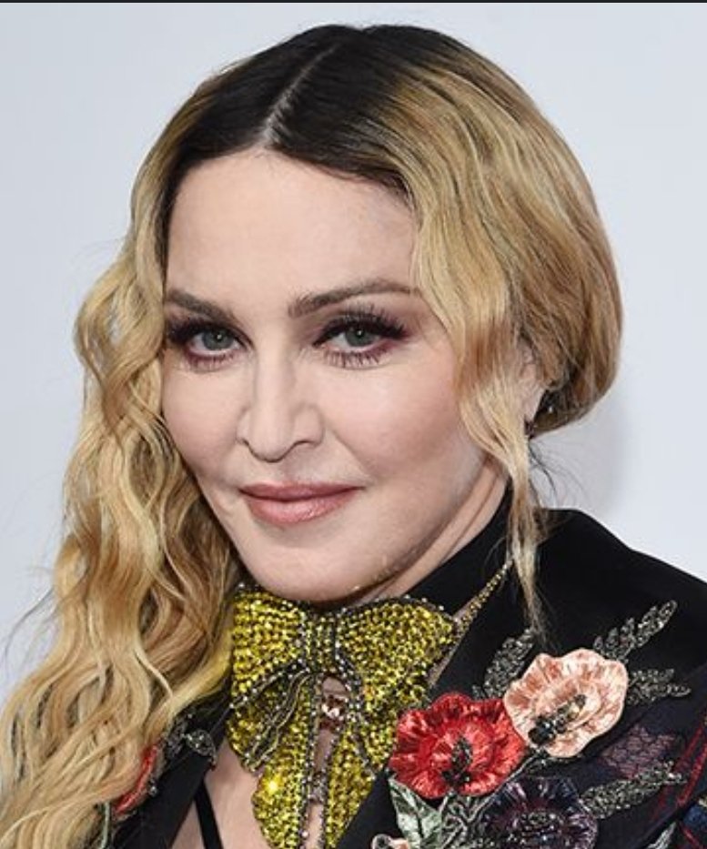 _umbertoeco__'s tweet photo. Madonna İstanbul Boğazını  "yapay göl" zannediyormuş.
O da bir şey mi, bizimkiler ülkeyi soyanları yıllardır "Müslüman" zannediyor. https://t.co/hVEKjPL7Rj