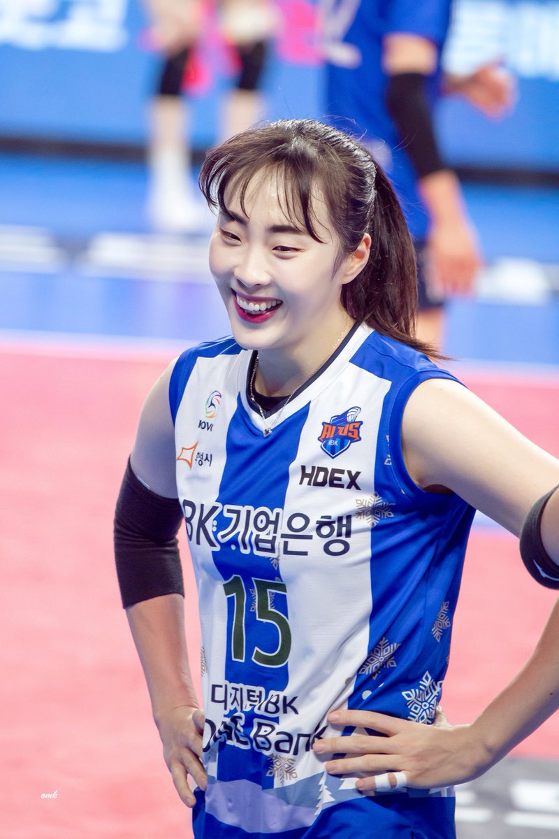 운동부 선배 바이브 낭낭.. 
허리춤에 손,, 팔에 잔근육,, 선배미소,,

#황민경