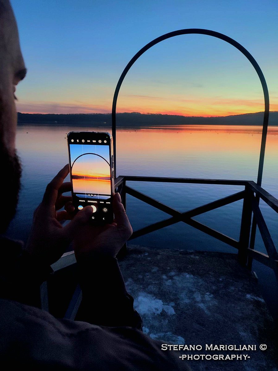 Non poteva che essere speciale il primo tramonto a cui ho assistito in questo inizio 2024. Correre e rigenerarsi, fatto!
#StefanoMariglianiPhotography
.
#tramonto #sunset #lagodivico #caprarola #ronciglione #tuscia #viterbo #lake #sun #sunlight #lago #folaghe #folaga #orizzonte