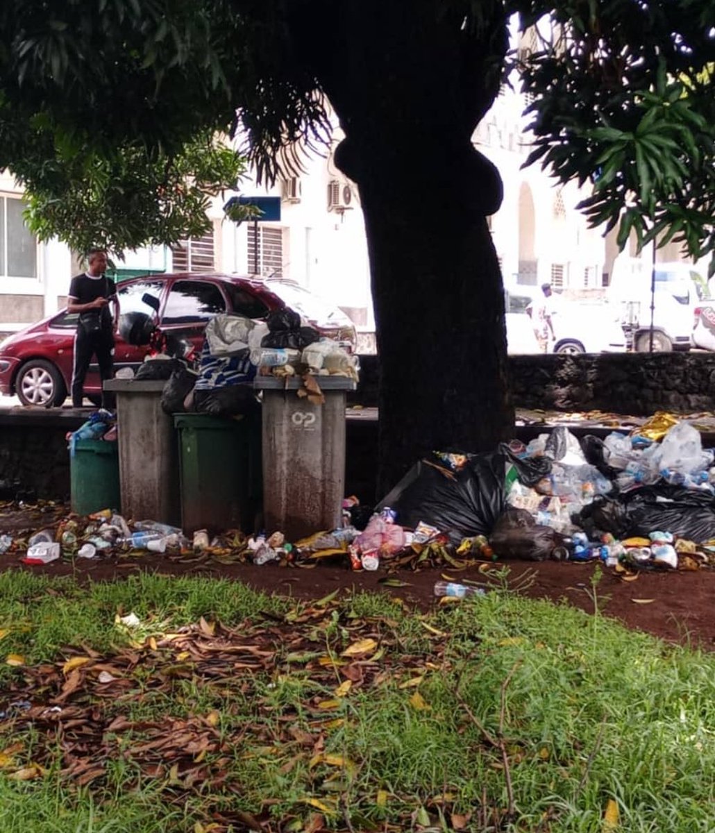 SALAMA NASSI
Nous faisons face à une forte épidémie aux comores qui touche particulièrement les enfants, voici l hygiène à l hôpital  de Moroni. 
face de la pédiatrie voilà ce qu on voit .
<a href="/PR_AZALI/">AZALI Assoumani</a> @CP_Fathou , dégagez. 
<a href="/Hury_official/">Haraka Uhime Ritapiliye Yentsi (HURY)</a> <a href="/comoresinfos/">Comoresinfos</a> <a href="/ToufeMaecha/">Toufé MAECHA</a> <a href="/OMchangama/">Oubeidillah Mchangama</a>