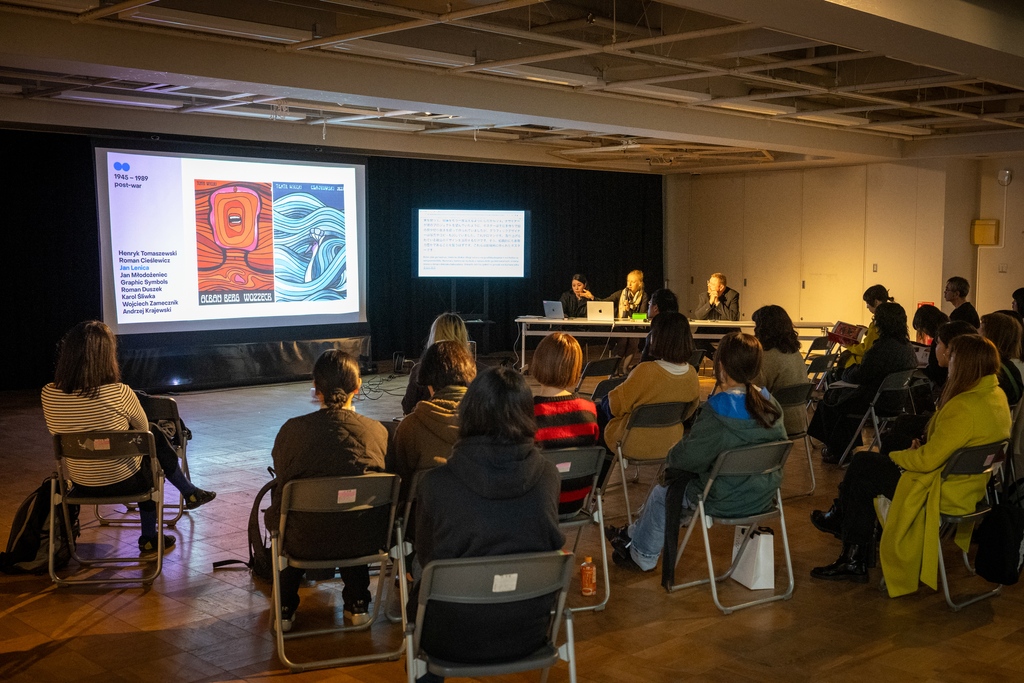 PGDPlatform's tweet photo. → 21.11.2023 Tokyo

→ A look back at Magdalena Heliasz's lecture at Tokyo University of the Arts.

→ Photo by Bartosz Górka  

#tokyogeidaikouhou 
#geidauniversity
#magdalenaheliasz
#polishgraphicdesign　
#instytutpolskitokyo
#polishartbooks
#printcontrol 
#bartoszgorka https://t.co/vA6QpqyZ6y