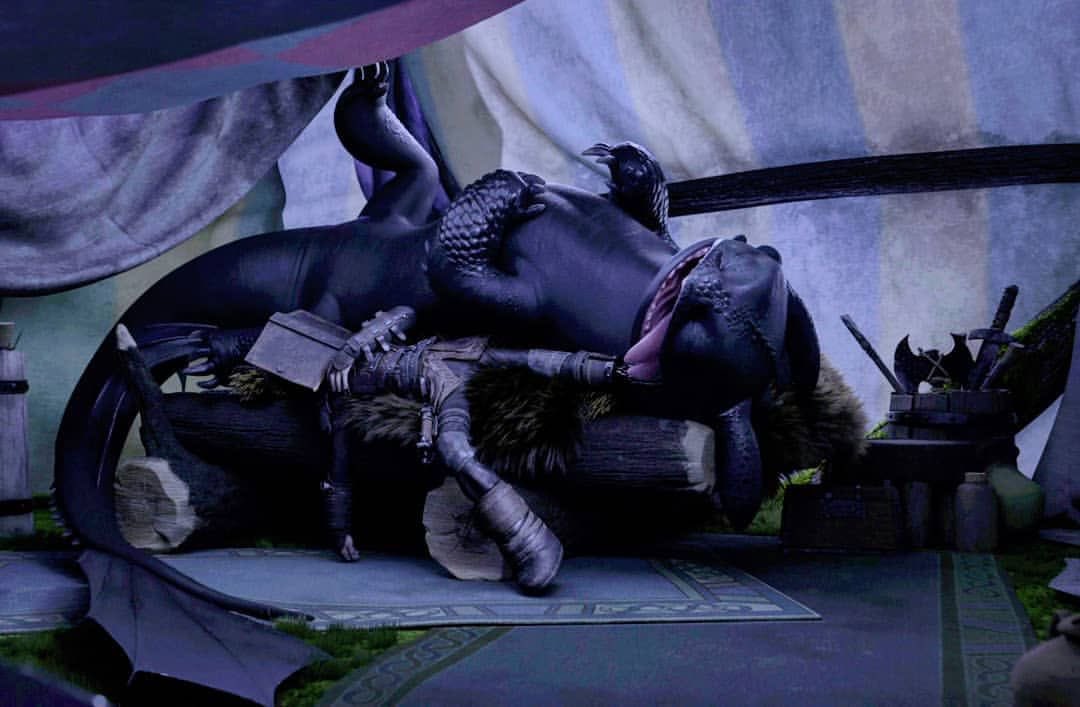 ᅠ    

  สลบเหมือดคาตำรา
ทั้งคนทั้งมังกร นอนเรียงรายเอาฟางม้วนต่างผ้าห่ม

   ห้าวันหลังปีใหม่แล้ว  เบิร์กยังคงระทมทุกข์ไม่ต่างจากเดิมเลย 

   ` เขี้ยวกุดดด… อย่านอนแทะขาข้าได้มั้ยเนี่ย.. เบื่อจะหลอมใหม่แล้วนะไอ้เกลอ `
ᅠ