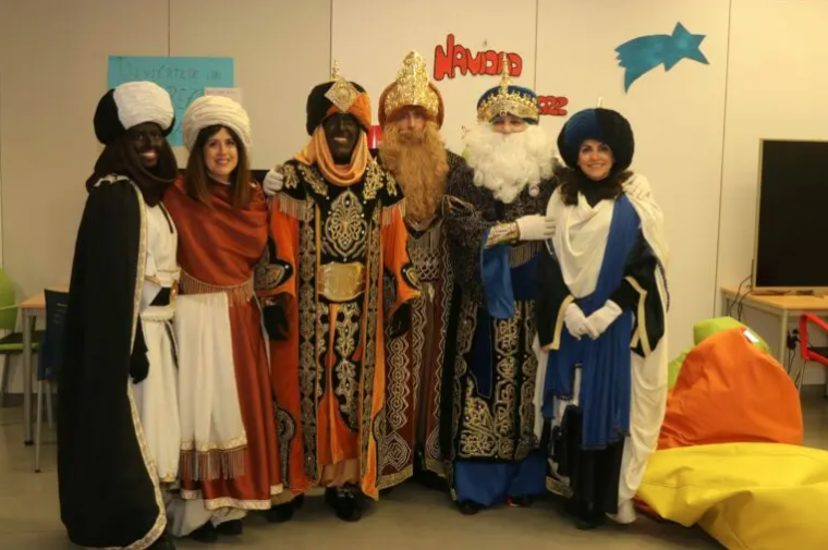 👑👑👑  Los Reyes Magos, Melchor, Gaspar y Baltasar, ya están en Calahorra. Esta madrugada, "noche de los casados" con baile en el Casino Principal en el que colabora la Peña Philips
Léelo en:  tinyurl.com/yknvpjha

#ReyesMagos #NocheCasados