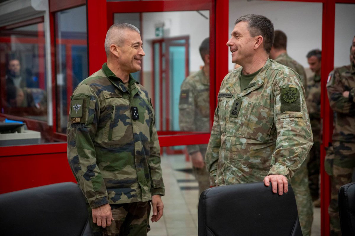 A Siauliai🇱🇹, avec les aviateurs🇫🇷 engagés aux côtés des aviateurs 🇧🇪 pour la protection de l’espace aérien balte au sein de la mission #eAP. Décollant jour et nuit, réactivité et maîtrise contribuent à la posture défensive et dissuasive @NATO sur le flanc Est🇪🇺.