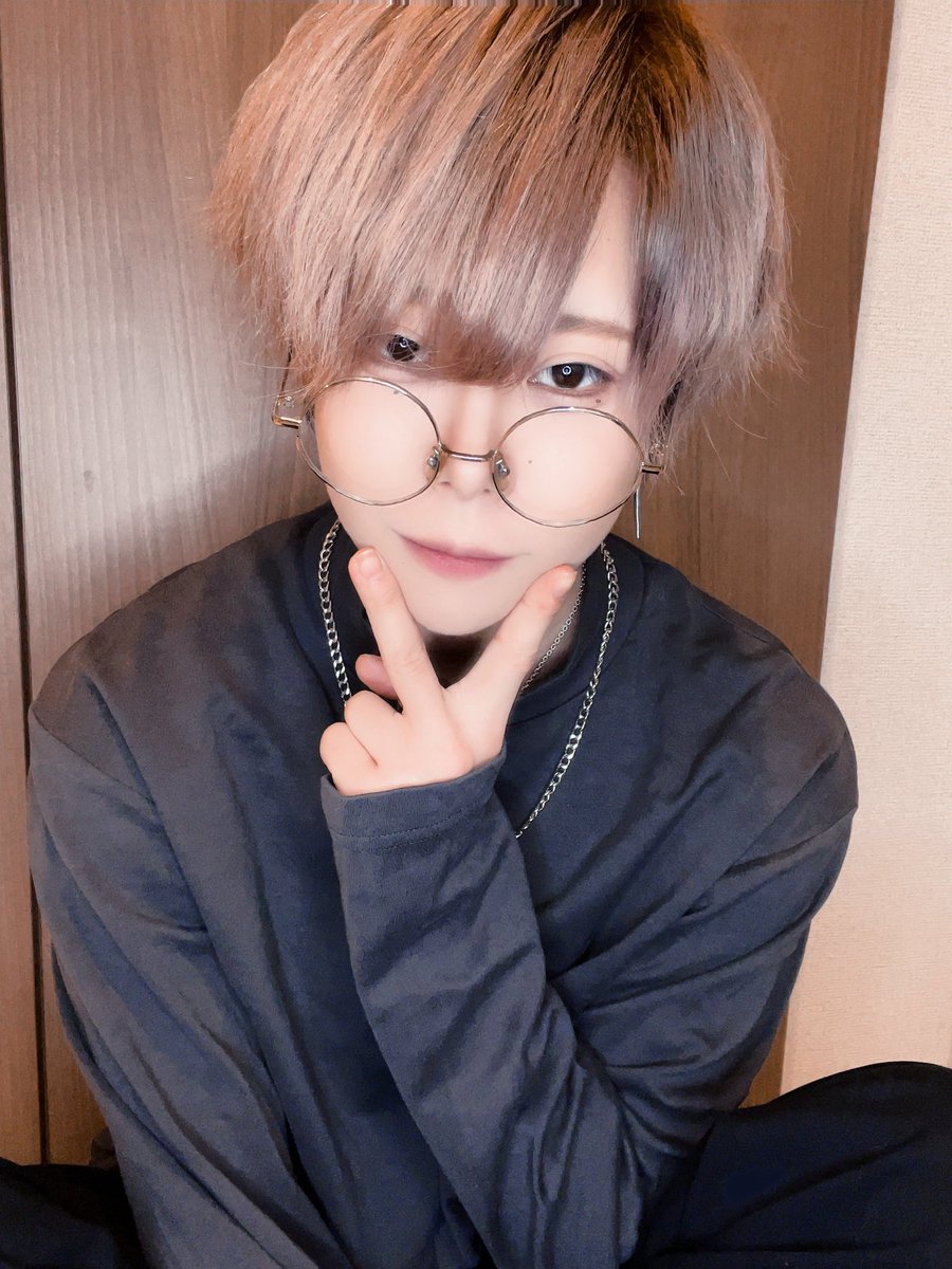 Kuronosuke_K's tweet photo. 去年もありがとうございました！
沢山の人に出会えてお話できて
とても嬉しい年でした🐾
今年もよろしくお願いします！

 #男装 #中性 #推し活 https://t.co/TsYqUmBewl