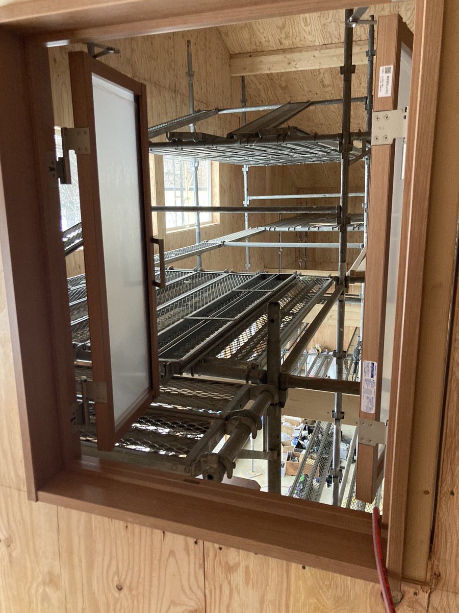 LunchHoo's tweet photo. cafe lunch store Hoo-Hoo! 
New Hoo-Hoo 再建に向けての現場は、
サイディング施工がほぼ終わり、室内の扉などを取り付けしました。
友達も正月そうそうからお手伝い！
ありがたいことです, https://t.co/mRuVtslnDn