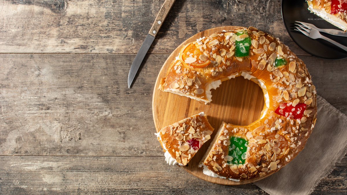 RAEinforma's tweet image. ¿Es «roscón de reyes», «roscón de Reyes» o «Roscón de Reyes»?

Las denominaciones de los dulces se escriben con minúscula. Solo irán con mayúscula los nombres propios que aparezcan en ellas: «pan de Pascua», «roscón de Reyes».

¡Que disfruten hoy del roscón!