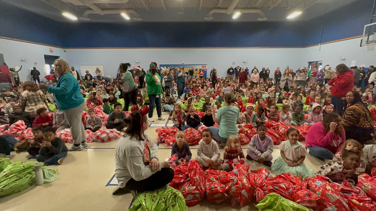@HoustonTexans OL Shaq Mason (@ShaqDiesel_70) brought 'A Shaq Christmas' back to his hometown of Columbia, TN for a 7th year, gifting Howell Elementary School kids with bags filled with toys, candy, action figures and an e-tablet.