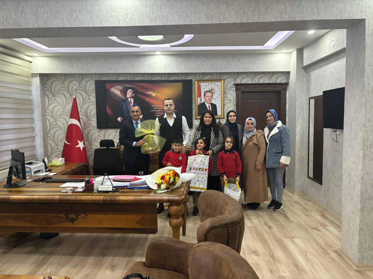 karakoprugovtr's tweet photo. Şehit Muhammed Safitürk İlkokulumuzun BİGEP kapsamında  düzenlediği, kursiyer öğrenci annelerimiz ve öğrencilerimiz üretime katkıda bulunması amacıyla  kurulan sabun atölyesinde ürettikleri doğal sabunları makamında Kaymakamımız  Sn.@YakupKlncoglu'na hediye etti. https://t.co/f2evFUB1Cv