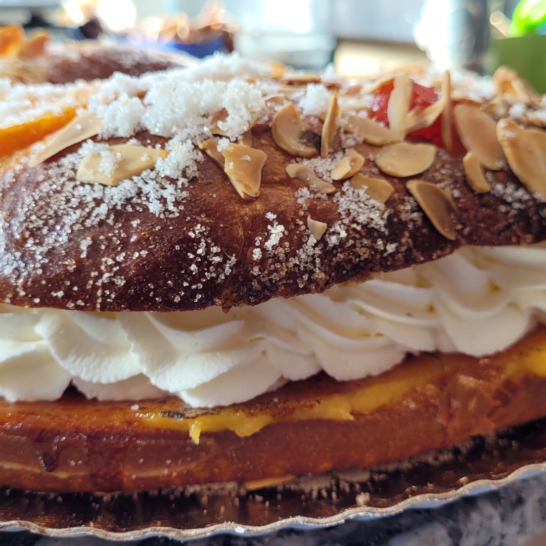 Celebra la llegada de los Reyes con la Tahona del Abuelo y disfruta de nuestro Roscón con tus seres más queridos.
Cabanyal 963712005
Serrería 963551376
Xúquer 963602515
#roscondereyes #tradiciones #saborautentico #hornotricional #celebracion #reyesmagos #latahonadelabuelo