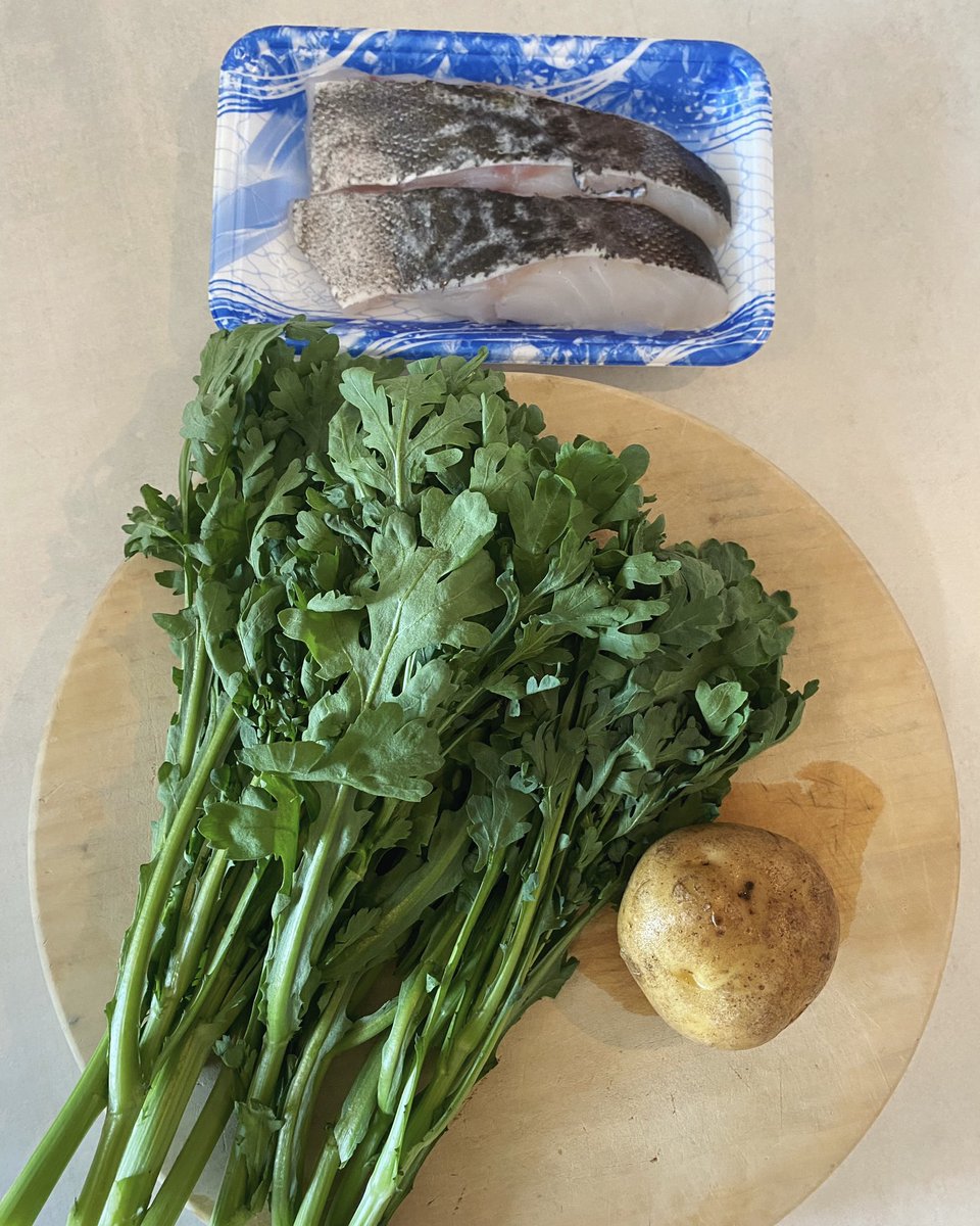 akari_hasegawa's tweet photo. 地味になってしまいがちなお魚料理ですが、この鱈と春菊の白ワイン蒸しはごちそう感たっぷりで肉派の夫も大好き。余計なものは何も加えず塩と白ワインだけで調理し、食材本来のおいしさを引き出しました。春菊の一番美味しい食べ方かもと思うぐらい。詳しい分量は↓です！
https://t.co/qqNHqu9huG https://t.co/gbUJBDrfHN