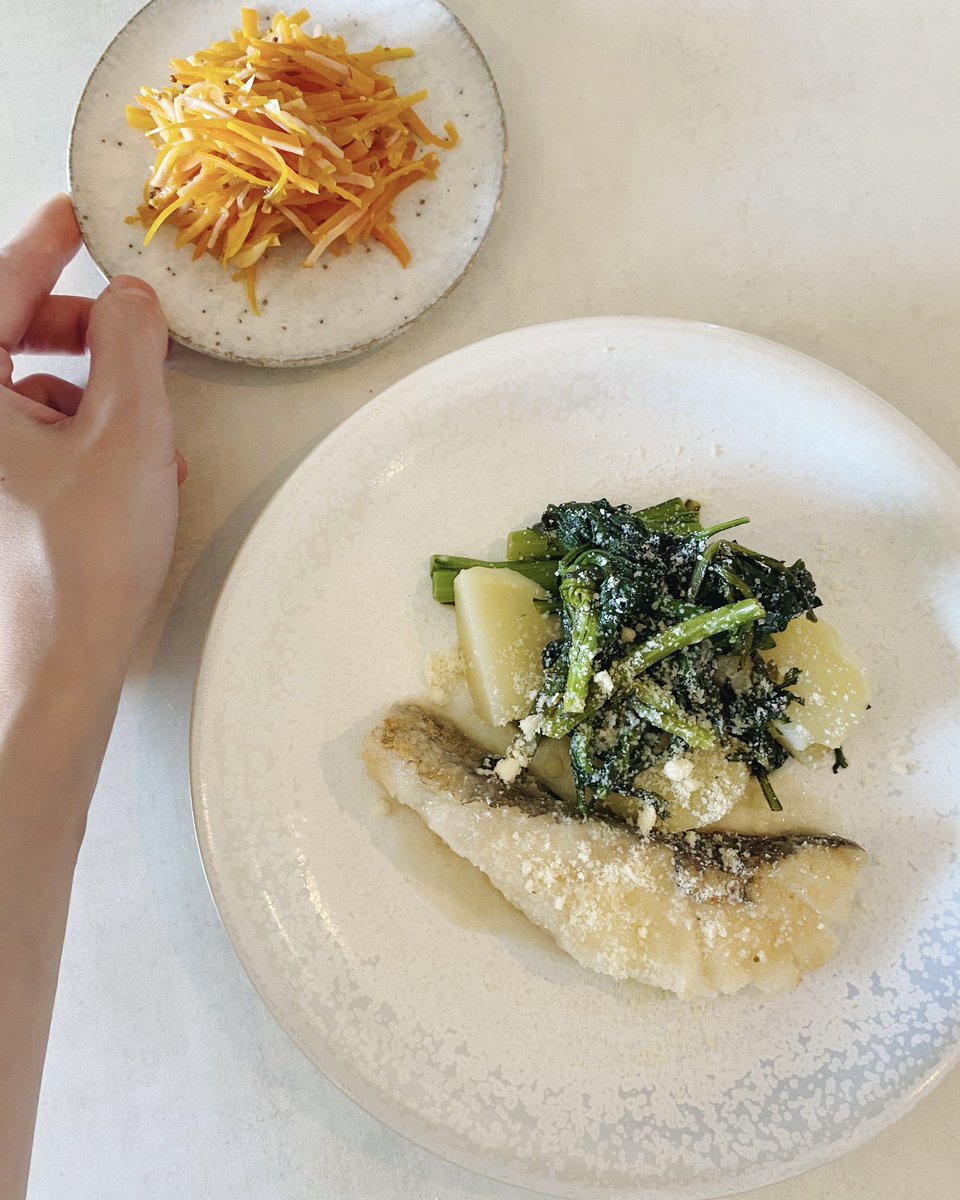 akari_hasegawa's tweet photo. 地味になってしまいがちなお魚料理ですが、この鱈と春菊の白ワイン蒸しはごちそう感たっぷりで肉派の夫も大好き。余計なものは何も加えず塩と白ワインだけで調理し、食材本来のおいしさを引き出しました。春菊の一番美味しい食べ方かもと思うぐらい。詳しい分量は↓です！
https://t.co/qqNHqu9huG https://t.co/gbUJBDrfHN