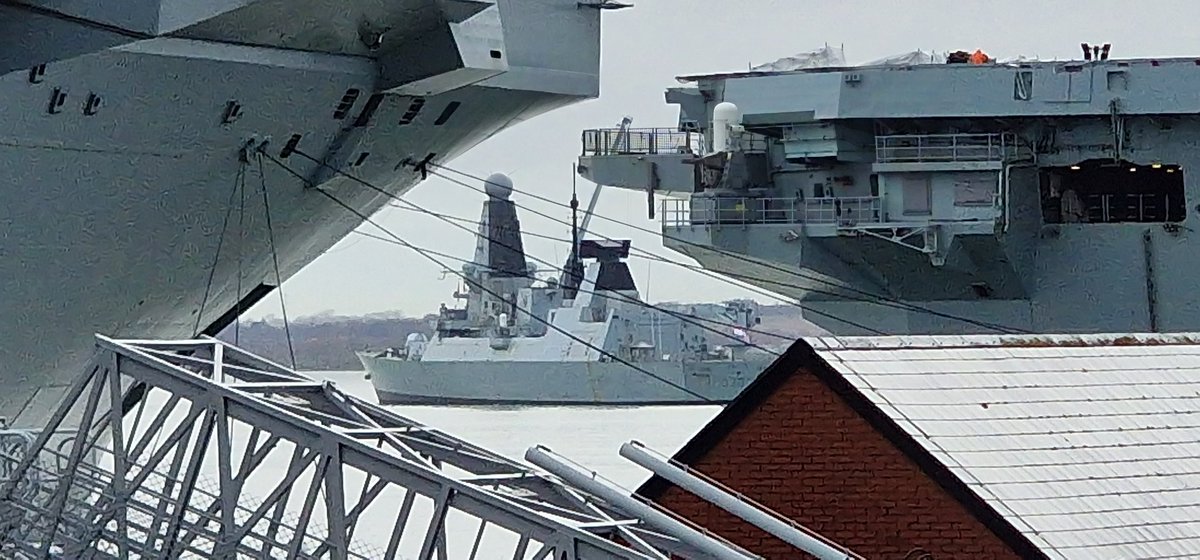 Dauntless sandwich @HMSDauntless @NavyLookout @WarshipCam @WarshipsIFR @warshipworld @ModernNavy