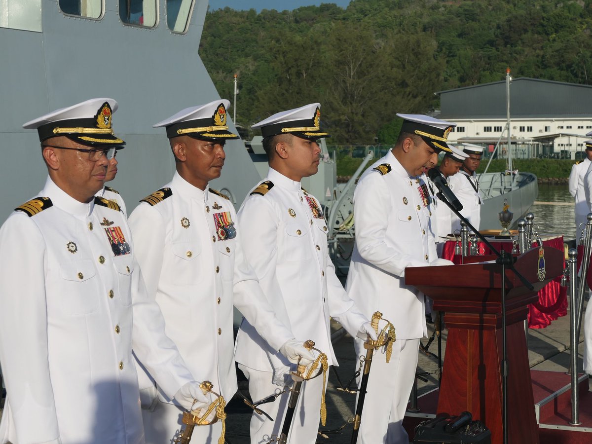LMS_113's tweet photo. 5 Jan 24 - Pada pagi ini telah berlangsungnya Perbarisan Ulung Pegawai Kanan Skuadron (PKS) LMS ke-11 iaitu Kdr Wan Saiful Bahari bin Wan Johor TLDM di TPKK. PKS juga turut menyampaikan amanat Tahun 2024 kepada seluruh warga LMS Ke-11.
#kdbadik113
#devotedtoexcellence https://t.co/pocCYbfgjN