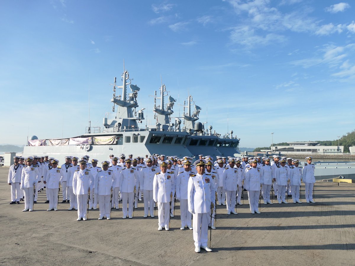LMS_113's tweet photo. 5 Jan 24 - Pada pagi ini telah berlangsungnya Perbarisan Ulung Pegawai Kanan Skuadron (PKS) LMS ke-11 iaitu Kdr Wan Saiful Bahari bin Wan Johor TLDM di TPKK. PKS juga turut menyampaikan amanat Tahun 2024 kepada seluruh warga LMS Ke-11.
#kdbadik113
#devotedtoexcellence https://t.co/pocCYbfgjN