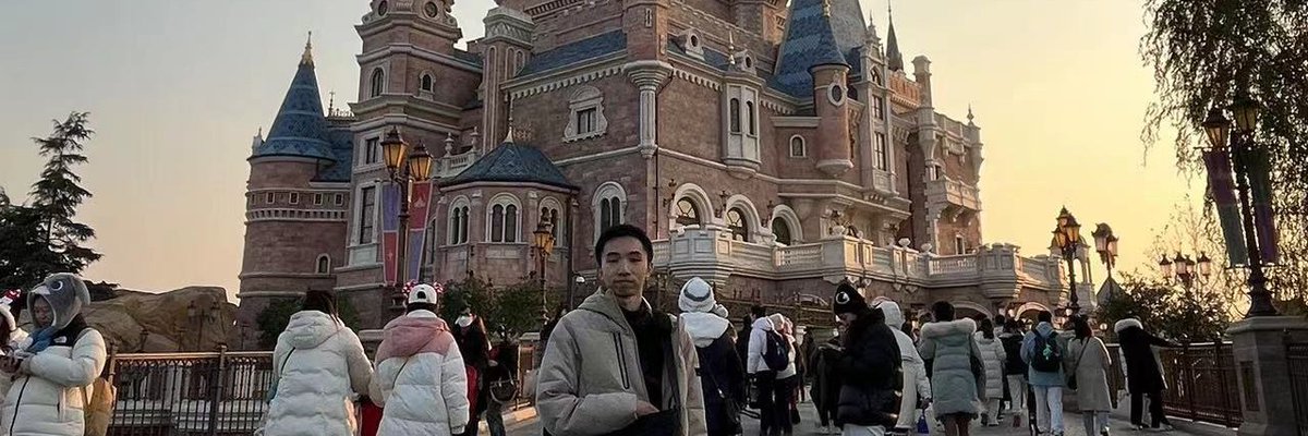 neverisonce's tweet photo. Previously I went to visit China - Shanghai during Christmas and it was so so cold (coldest was -7 degrees) but it was so much fun! https://t.co/7pmG5LwPQp
