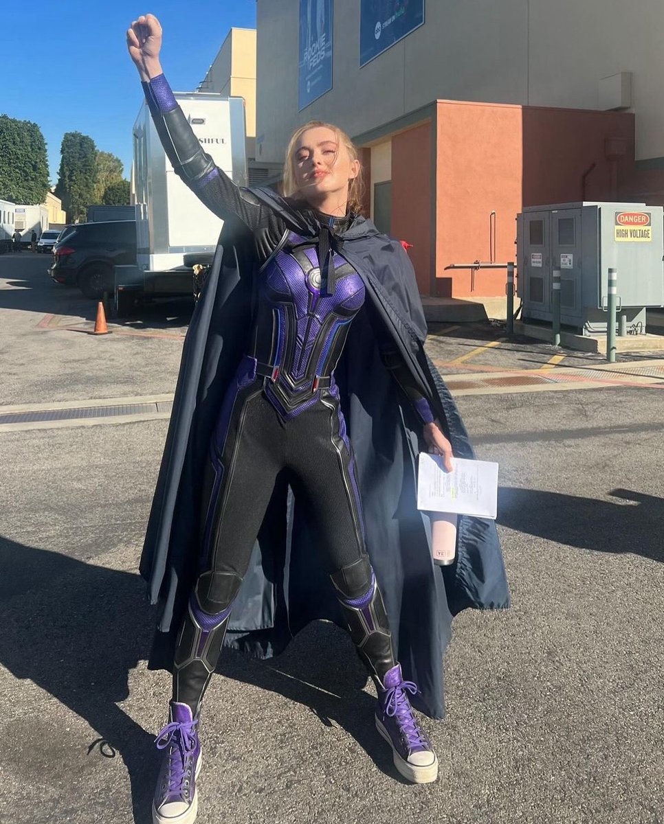 수트에 망토를 달까 고민 중. 귀엽지 않아요? 아니야? 🦸🏼‍♀️