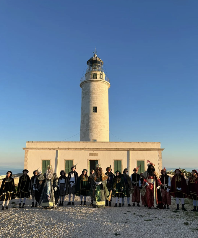 Un año más, los Reyes Magos de Orienre visittan la isla de Formentera. ¿Todo preparado para su llegada?  📸  @reismags_formentera   

#Formentera #Posidonia #IslasBaleares #SavePosidonia #turismosostenible. #reyesMagos
