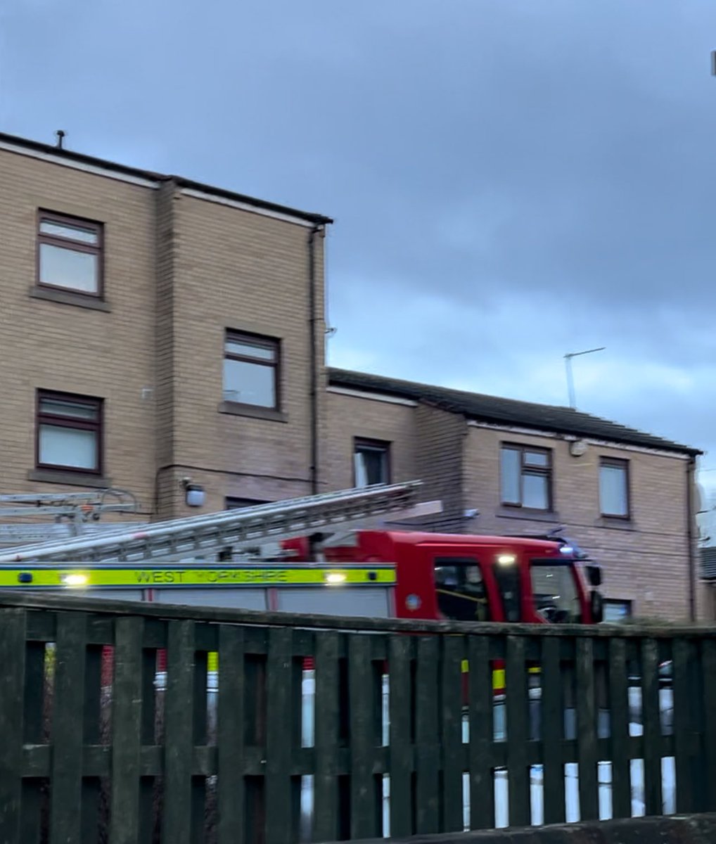 Know2Judge's tweet photo. Firefighters called to Chatsworth Court care home in #Bradford. https://t.co/UVdiL6z4iX